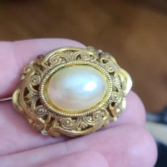 Vintage Miriam Haskell brooch pearl gold ornate filigree signed pin Victorian st - Picture 4 of 7